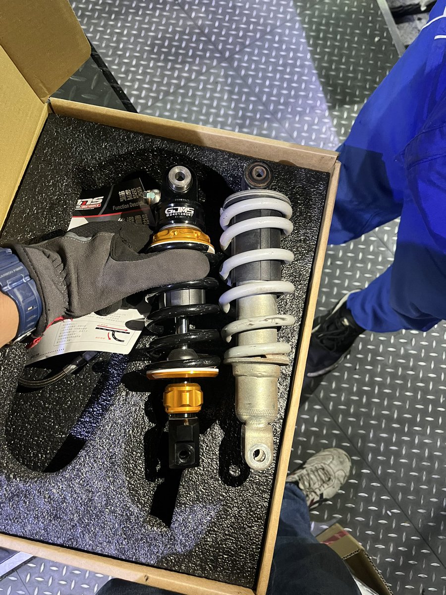 Kata_Tamani's tweet photo. R15/R125用リアサスはノーマルより5mm短いのでわしでもマフラー擦るのに車高調が元々サスが短い関係でついてない 岡田さんが7月に車両テストに台湾来るのでそれまでに長いタイプを用意できないかGJMSさんと協議中
GJMS、HSCなど台湾製パーツは@TsuyoTsuyo74 から購入、パーツをカスタムできます https://t.co/USDhg9t25T