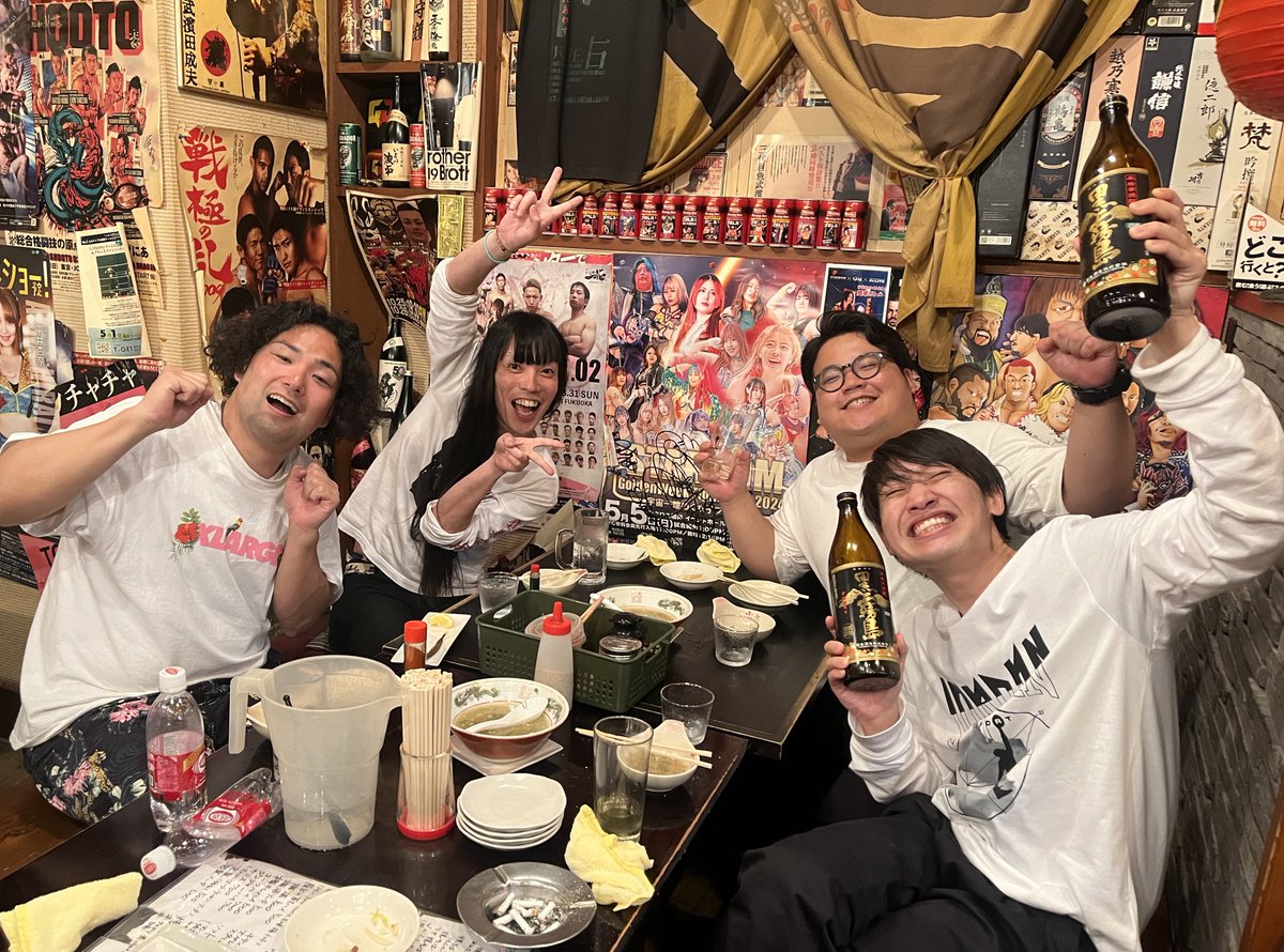 hajimechan_ysmt's tweet photo. 昨日の夜は金属バット友保さんと。
いつもお腹パンパン。ありがとうございます🐏

楽しかったという感触の記憶が飛び飛び。お金下ろしに難儀しまくった友保さん曰く「時代はWバンク」。今回「これを脇に抱えてたら安心すんのよ」と持って帰られたのはデカほうじ茶ではなくデカルイボスティーでした。 https://t.co/mKiIO44p21
