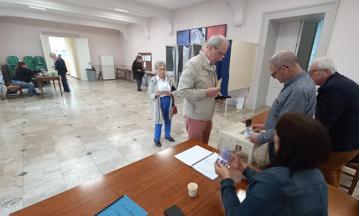 ThomasJonckeau's tweet photo. C'est très calme au bureau de vote de la mairie de Bergerac. Mais un petit fremisement juste avant midi 182 votants sur 910 inscrits à 11h50. @SO_Dordogne https://t.co/9a4S7YH8yA