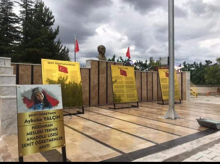 Seni unutmadık Aybüke Öğretmen, unutmayacağız, seni Şehit edenleri lanetliyoruz. 
Mekanın Cennet olsun.
#AybükeYalçın