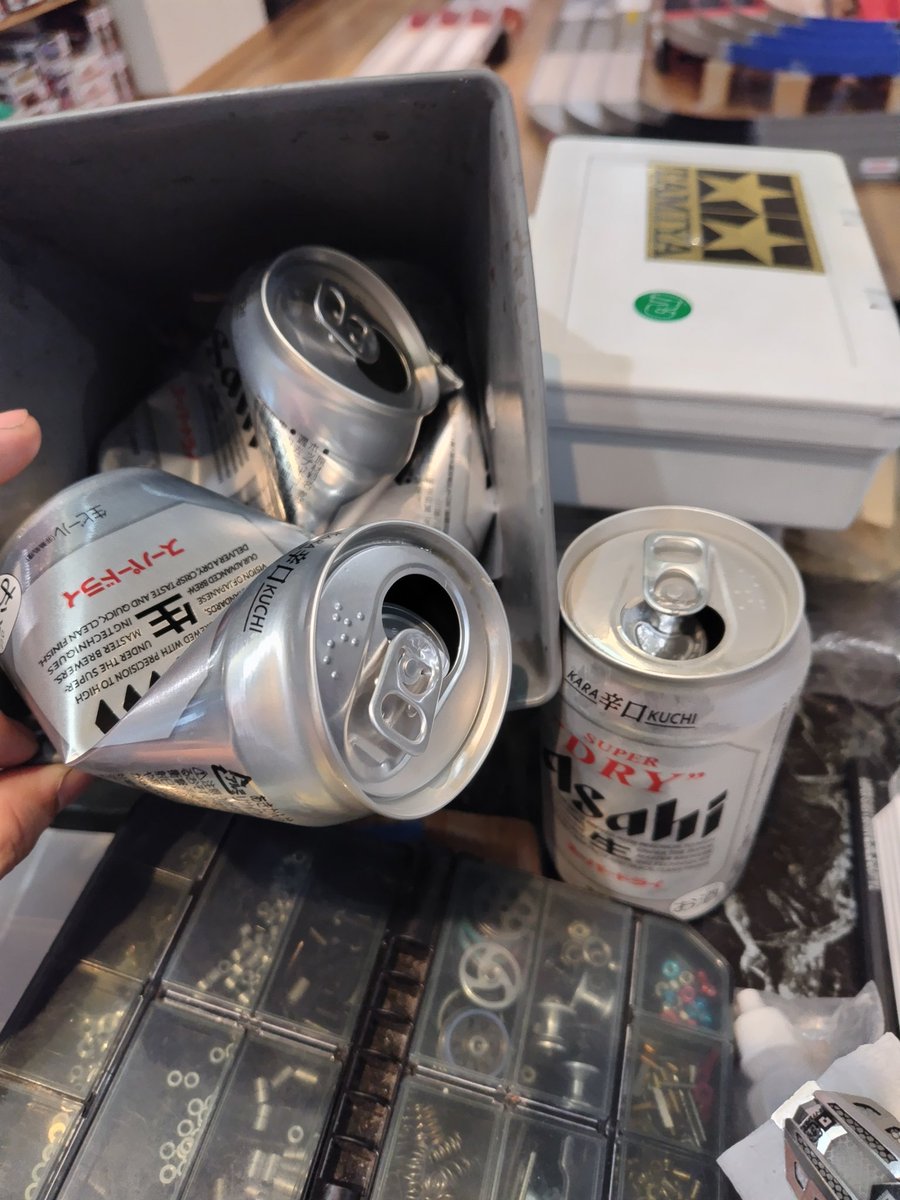 beerMAX3939's tweet photo. 酔ってるから未だに良く分かっていませんが、
なんか色々貰っちゃいました！！

#EDM
#ビールMAX
#4MAX https://t.co/DQAfLSZLcM