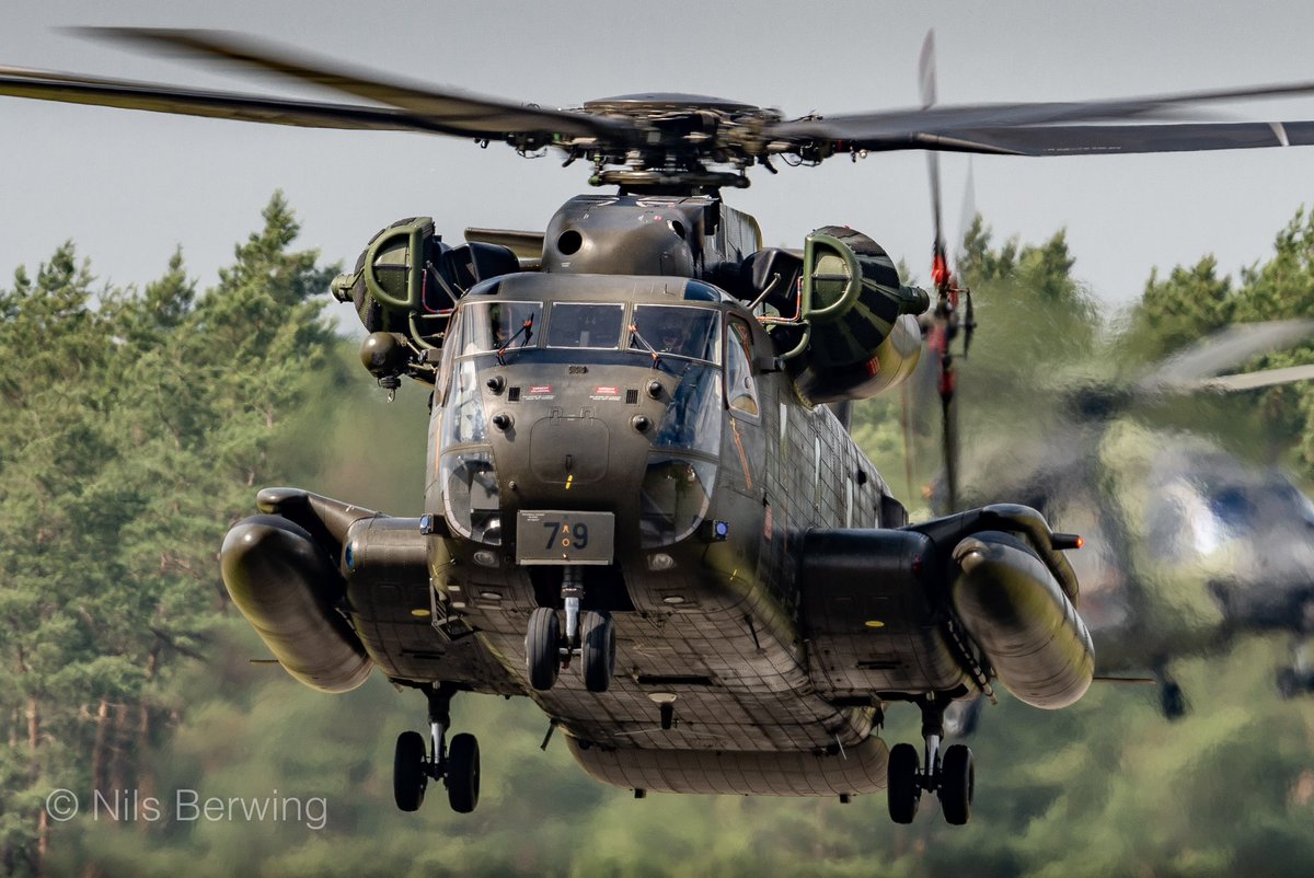 nnilsberwing's tweet photo. 🇩🇪 A German Air Force Sikorsky CH-53GS (84+79) approaching the taxiway as one of the participants during the annual „Tag der Bundeswehr" at Fassberg Air base. @Team_Luftwaffe @helihub @verticalmag https://t.co/RZ4v0plw8Q