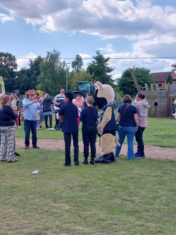 ForestHthPolice's tweet photo. A big thank you to the Beck Row Parish for inviting #forestheathpolice to the Summer Fete.  It was a great day engaging with the community and meeting the children.  Also a big thank you to #Mildenhallpolicecadets and #PDmorse.  #1183 #806 https://t.co/F6yCEQ6RQV