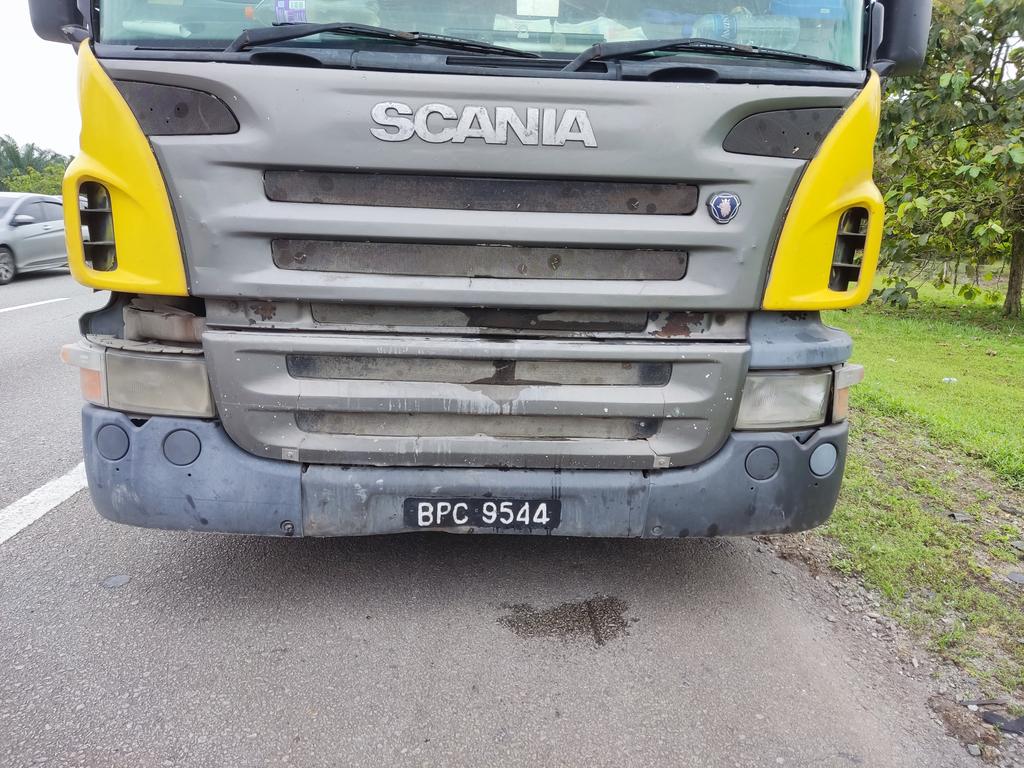 Izzad_Zaid's tweet photo. Salam geng, nak minta bantuan tlg cari sesiapa yg ad dashcam kes accident sy d highway utara-selatan, menuju ke selatan, area kulai, 10.20pg, 28 may 2024.

Tyr lori meletup. Driver lori lari xnk bertanggungjwp, mohon sesiapa tolong sy utk elakkan org lain jdi mangsa. 🙏
#viral https://t.co/H7wZhlKaVc
