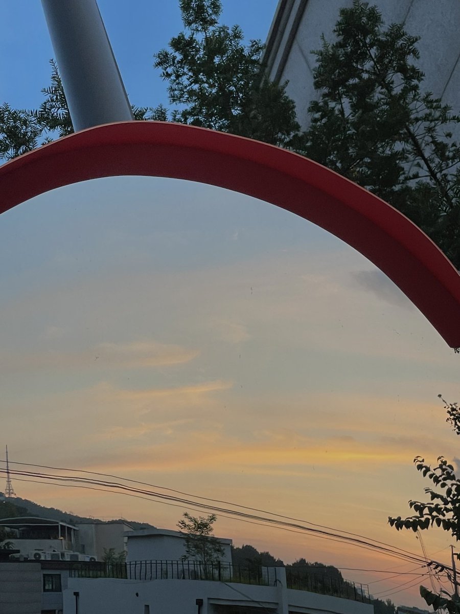 하늘 일력 하반기 편 정말 좋습니다.
뜨거운 여름의 온도와 그윽한 가을의 정취, 흰 눈으로 설레는 겨울까지 일력에 듬뿍 담겼어요. 에세이와 사진, 그리고 따뜻한 단편소설로요. 확인해 보세요.❤️
link.tumblbug.com/A2F6w3WJhKb