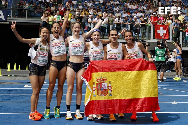 #EFEFotos | El equipo español celebra el bronce en medio maratón.

#Roma2024