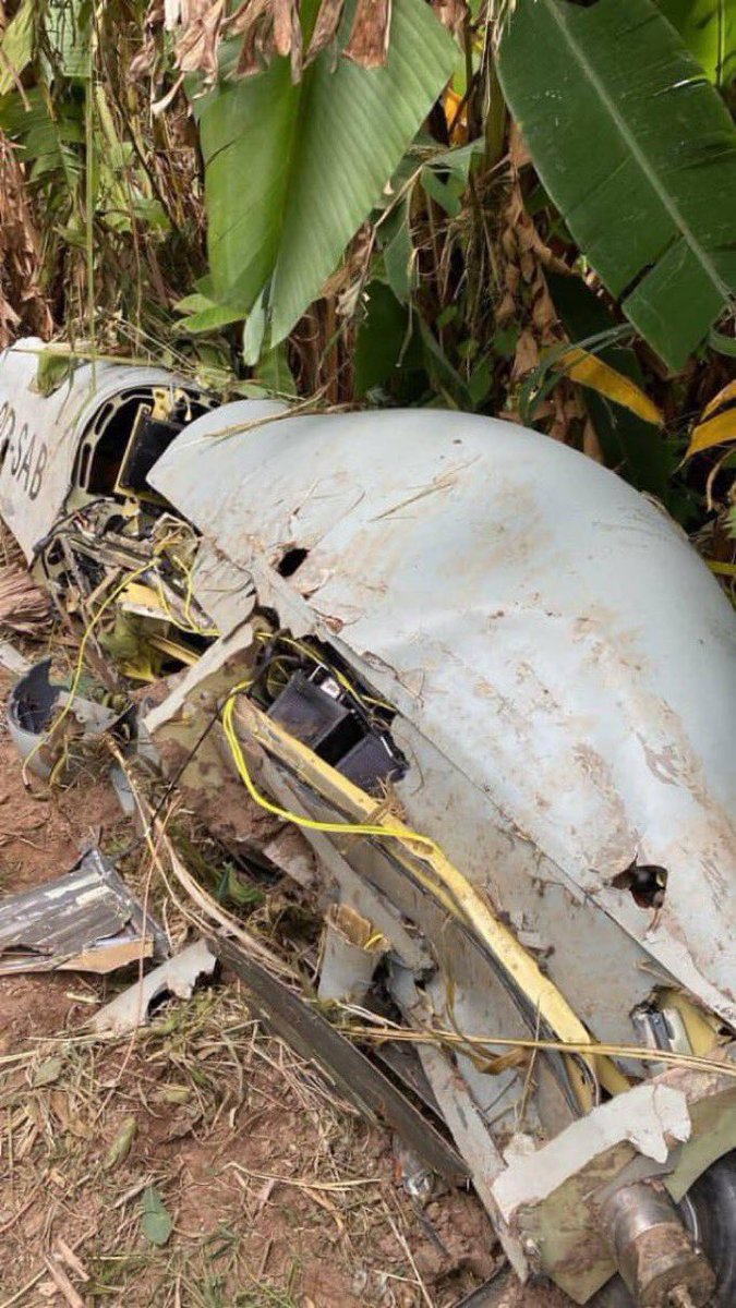 dr_dash250's tweet photo. Amakuru yigeze gukwira ahantu hose avuga ko umutwe wa M23 wahanuye drone ya FARDC yo mu bwoko bwa CH-4

Ubundi izi drone zirahenda kandi zikoranwe ikoranabuhanga rihambaye rituma kuyirasa bitapfa koroha. Gusa amafoto mwarayabonye bazihanuye.

Byageze gute ngo drone yisange murutoki?

Burya technology ntigira iherezo kandi Isi ya none ni ikoranabuhanga. Urikurusha aba akurusha byinshi. Drone za Congo za teye ibisasu ahantu hose utaretse mu baturage. M23 yihanije leta ya Congo kurekera cyangwa M23 izazirase 

Abantu benshi ntibiyumvishaga ukuntu M23 yarasa drone ziri mu butumburuke bwa za kilometero hejuru iyo! 

Aho rero niho ikoranabuhanga rizira.

Hari abarwanyi ba M23 babaye mu mahanga barize ikoranabuhanga hari n’abafite abana bari kwiga mu bihugu byamahanga kandi biga technology!

Uko niko drone yahanuwe. Nta detail nahawe nyinshi gusa mwitegereze iyo drone ntabwo yahiye kuko irashwe rocket yagera hasi yabaye umuyonga!

Izi drone nubwo zifite ikoranabuhanga, hari ikipe yabantu 4 bishize hamwe drone bashobora kuyihanura ntabyamirenge bakoresheje!

Nyuma yuko bahanuye drone za FARDC nkamasenene leta ya Congo yagize agahinda gakabije, abari bashinzwe kuziyobora baba nyamahanga barirukanwa bagura izindi 4. 

Muri izo enye imwe yagiye mwigeragezwa ntiyagaruka Bivugwa ko yahanuwe niyi kipe ya M23! Nanone ngo kuva ubwo ntayindi drone FARDC irongera kugurutsa kabone nubwo ishyirwaho igitutu na FDLR nabandi barwanyi ngo ireke drone zize zirase abasirikare ba M23. 

Ngo drone ntikirenga umutaru! Igifata ikirere ngo ihita iburirwa irengero. 

Harya ngo Imana yirirwa ahandi igataha mu Rwanda ? Ubwo ahandi ntihaba ari iyo za Rutshuru, Bunagana na Masisi? 

Aluta continua ✊🏿

Nimbona akanya hari akantu nshaka kuza kubereka 

Wowe gusa tugumane hano kuri @dr_dash250