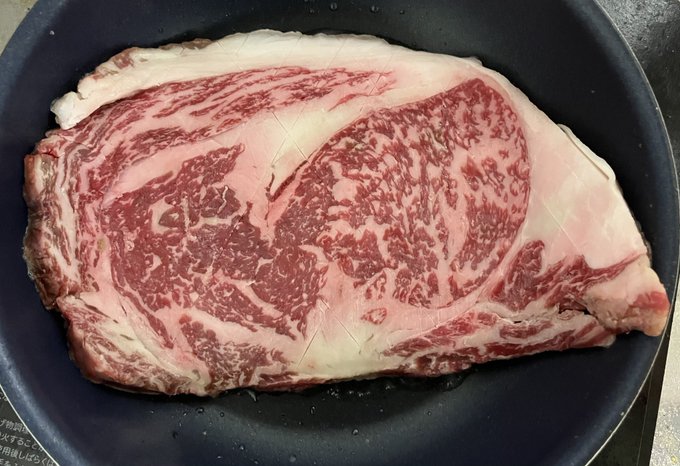 半額だったから思い切って買ったお高い牛肉を焼いて食う。
うめぇ!! 