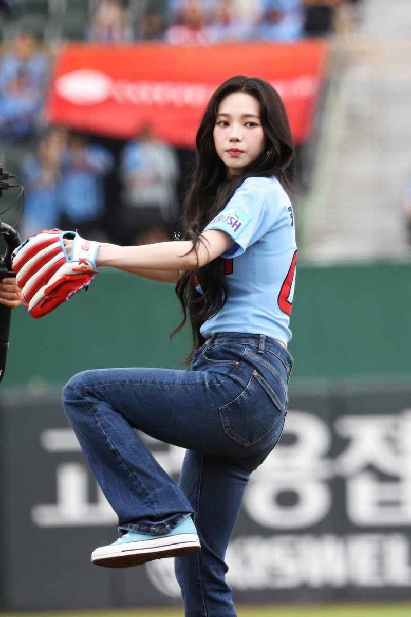 ae_min1406's tweet photo. 240609 카리나 사직야구장 시구 ⚾😽

#에스파 #aespa #유지민 #KARINA #エスパ #カリナ #롯데 #크러시 https://t.co/Em0rKkK4rj