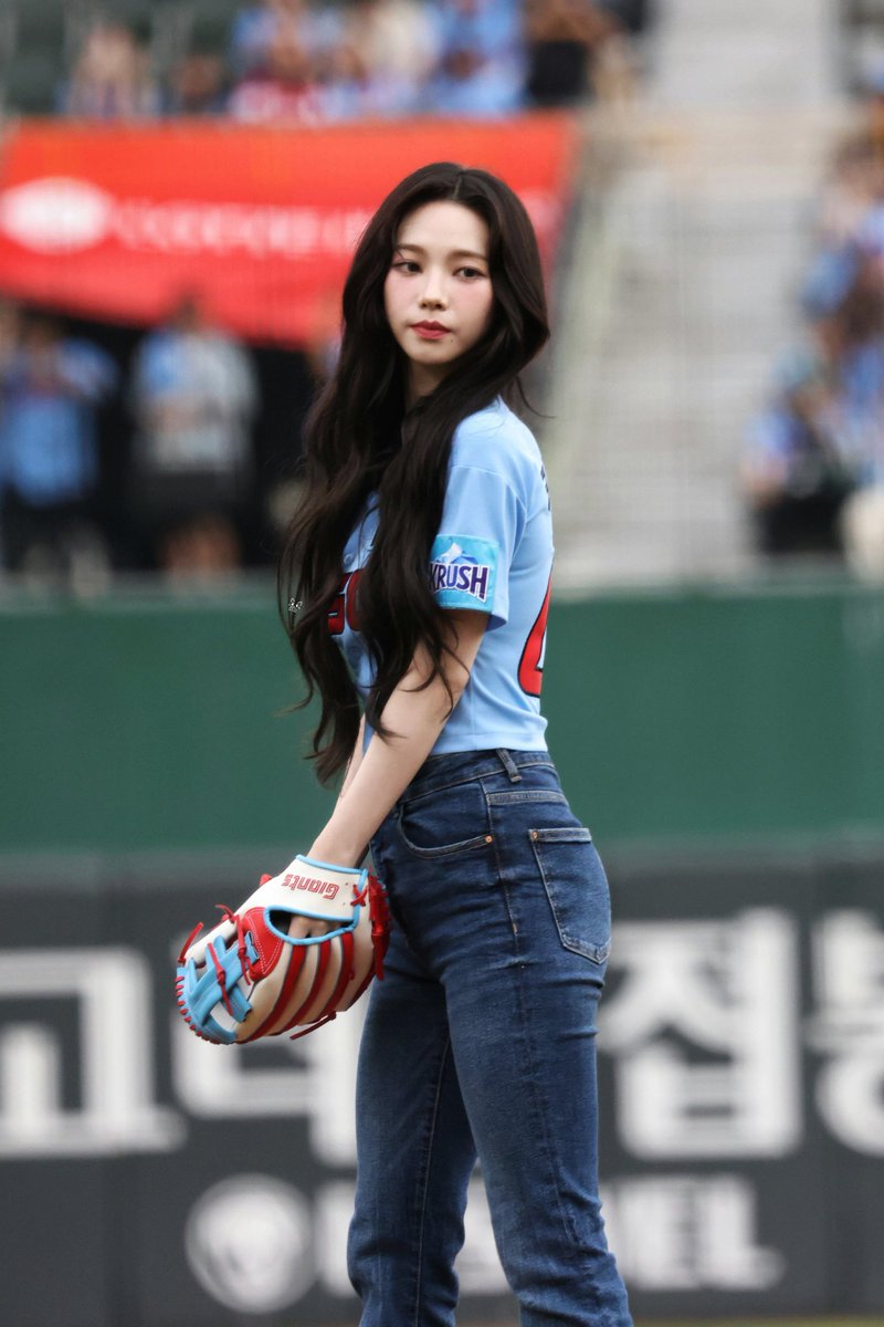 ae_min1406's tweet photo. 240609 카리나 사직야구장 시구 ⚾😽

#에스파 #aespa #유지민 #KARINA #エスパ #カリナ #롯데 #크러시 https://t.co/Em0rKkK4rj
