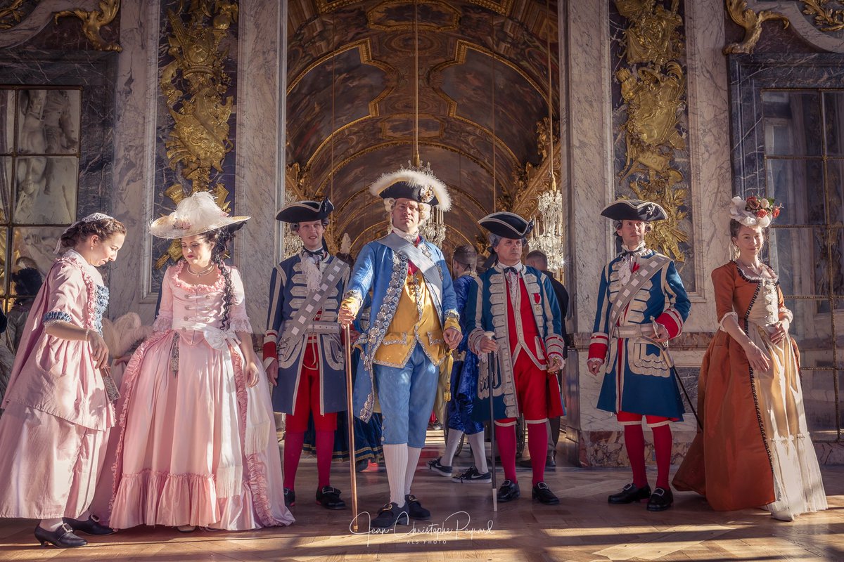 maisonmiliduroi's tweet photo. Le roi Louis XV, sa cour, ses gardes. ⚜️💂‍♂️

📸 ALS Photo - Jean-Christophe Peyrard
🎭 @CVSpectacles 

#versailles #serenaderoyale #galleriedesglaces #chateaudeversailles #louisXV #magnifique #reconstitutionhistorique #militaire https://t.co/ONy4MrSspH