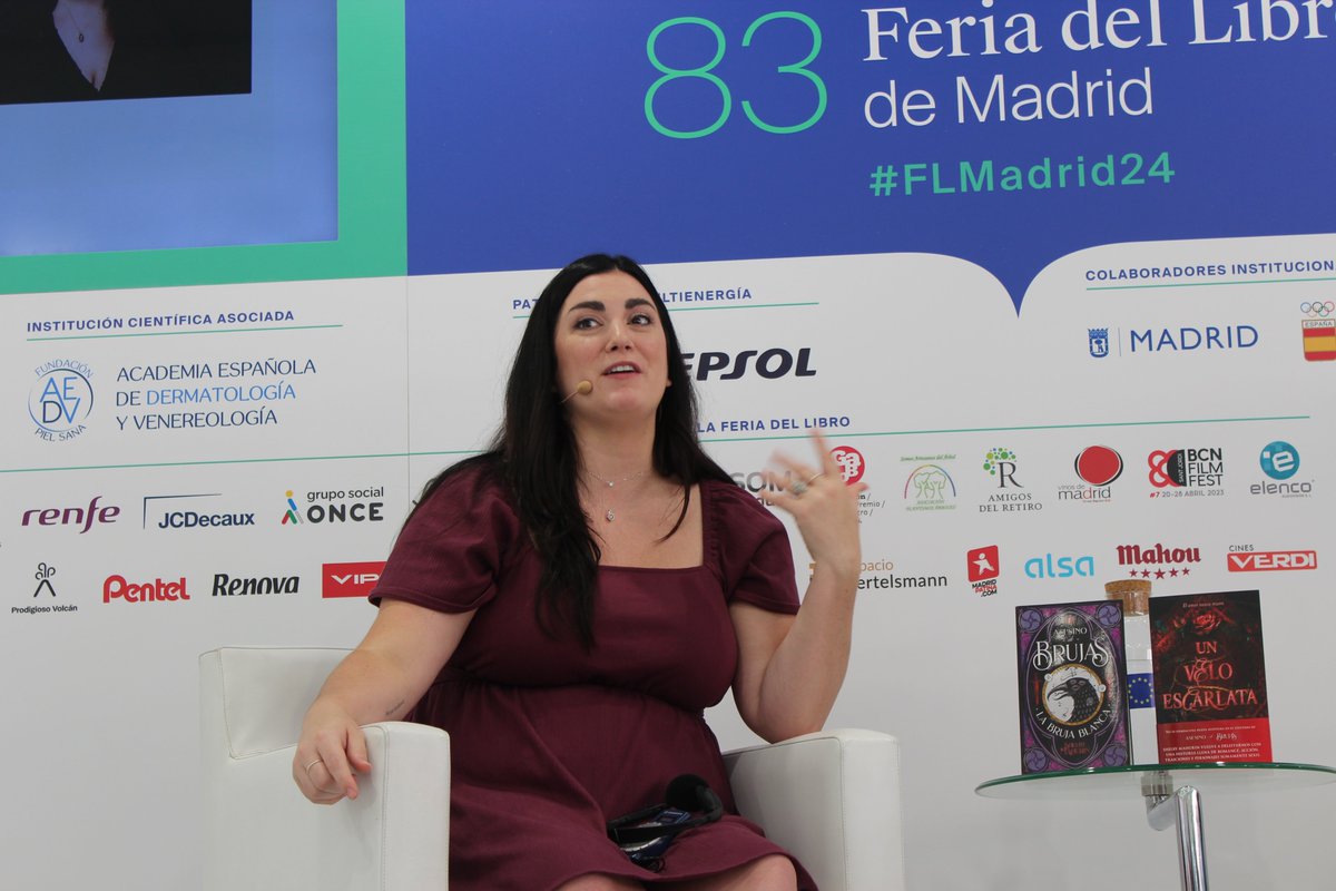 LitConMadrid's tweet photo. 💜 Shelby Mahurin: «Si eres escritora es una muy buena práctica escribir el primer libro y vender el primer libro, luego empezar con el segundo. Al firmar con la editorial por el primero, luego directamente me ofrecieron publicar el segundo».
#LCM24 #FLM24 #PabellónEuropa https://t.co/Z8r8C6vO0h