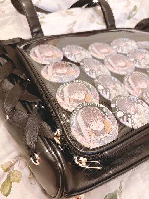 全プレの缶バッジ届いているようで嬉しいです!私も編集部の分をほとんど送って貰って痛バを作りました! 
