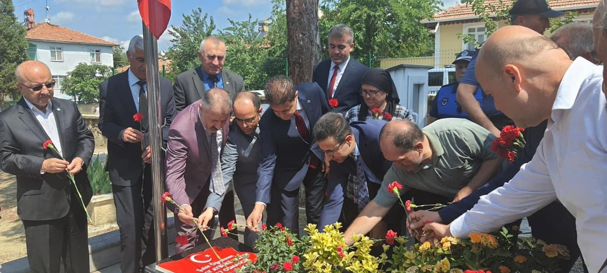 Şehit öğretmen Aybüke Yalçın’ın anne ve babasına 255 bin Türk Eğitim-Sen üyesi arkadaşlarımızın selamlarını iletmiştik.Unutmayacağız Neşe Altenleri,BuminhanTemizkanları,Necmettin Yılmazları,Halis Şişmanları ve adını yazamadığım şehit öğretmenlerimizi,
mekanları cennet olsun.