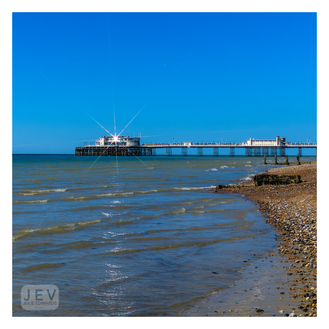 j_edwards_photo's tweet photo. It's a lovely day in #sunnyworthing , the beaches are open and everyone is having a wonderful time.
The sun is reflected off #worthingpier @perchonthepier
Open studio @eastbeachstudios till 4pm
Shot on a @fujifilm_uk #x100vi with a #starfilter #tackyfun #tackynottacky https://t.co/RjeXkBeyqz