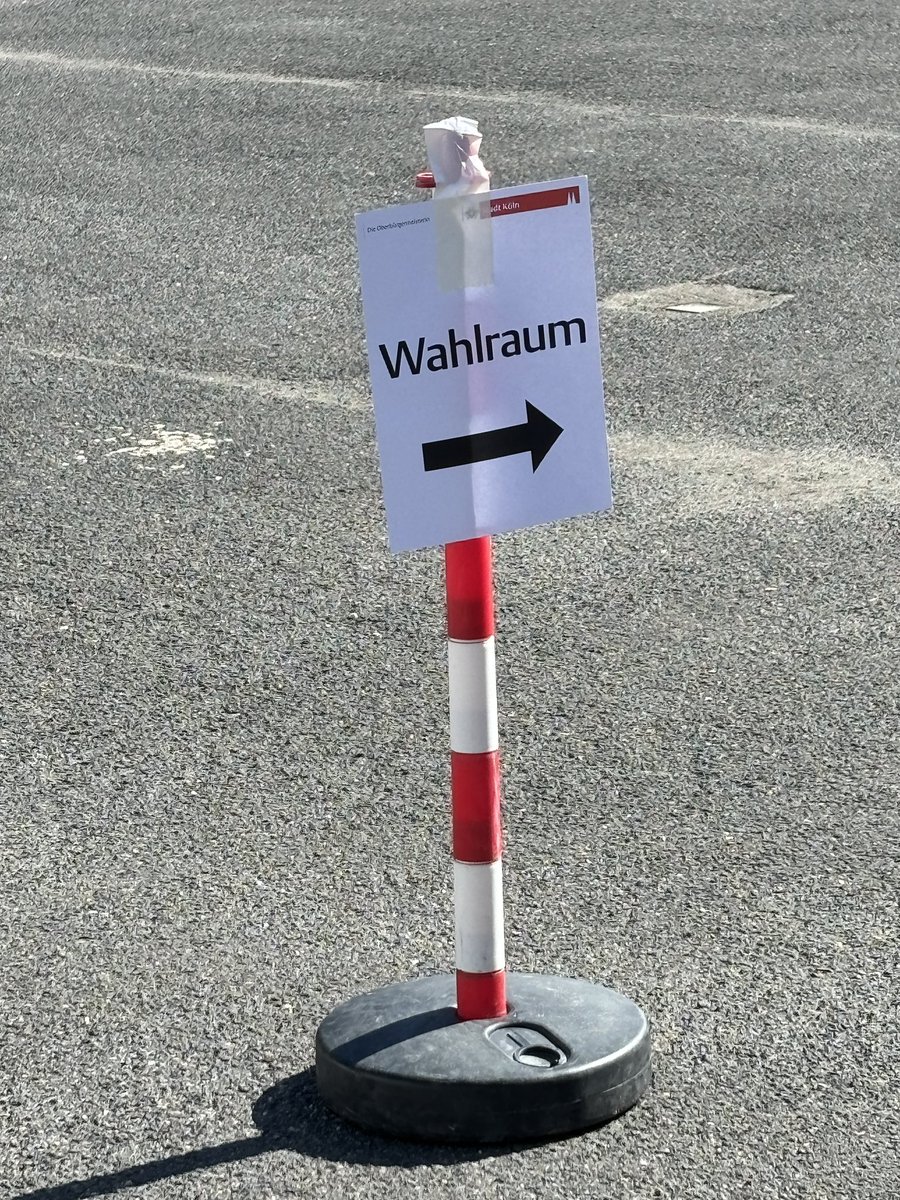 Heute und immer Demokratie schützen und das Kreuz nicht der Partei mit dem roten Haken geben. 
#europawahl #wählejonn #GehtWählen #europarlament