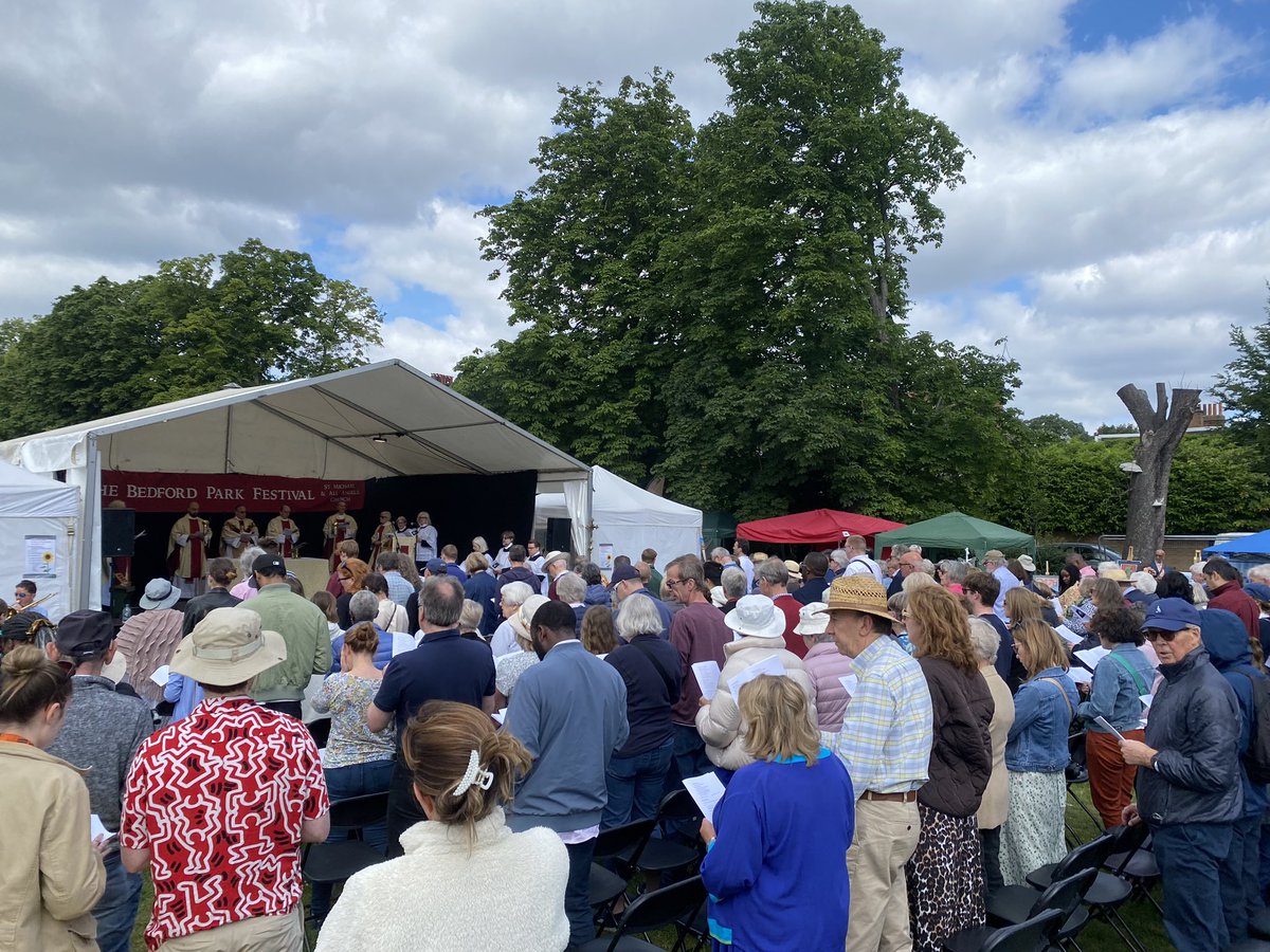 BedfordParkFestival (@bedfordparkfest) on Twitter photo And this morning there’s a packed congregation for our #MassOnTheGreen in the open air. The preacher is Fr Neil Evans, Canon Steward of <a href="/StPaulsLondon/">St Paul's Cathedral</a> <a href="/churchofengland/">The Church of England</a> And this morning there’s a packed congregation for our #MassOnTheGreen in the open air. The preacher is Fr Neil Evans, Canon Steward of <a href="/StPaulsLondon/">St Paul's Cathedral</a> <a href="/churchofengland/">The Church of England</a>