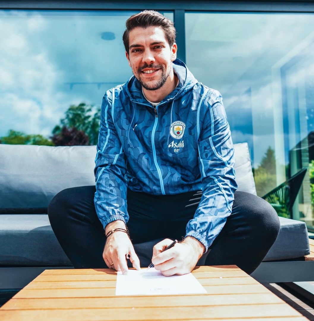 Best backup keeper in the league cost nothing, love him glad he’s signed a new deal 💙