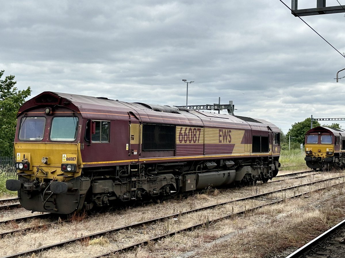 messagemonger's tweet photo. 66s ‘087 and ‘198 resting among the weeds at Didcot https://t.co/lKWMMfCfEQ