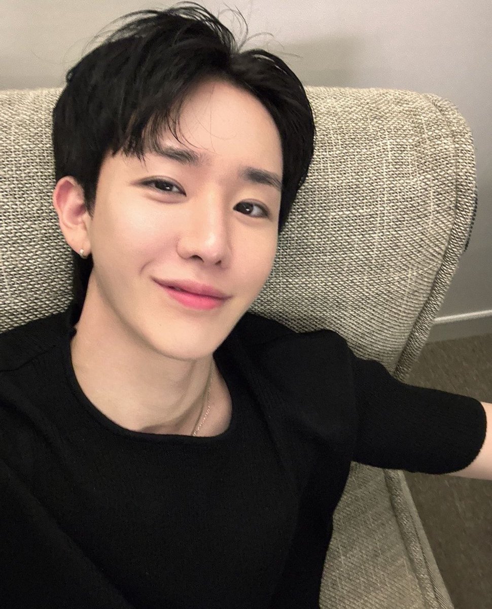 bbang940108's tweet photo. 웅 오빠 사랑해😍 https://t.co/6kh945eTZi