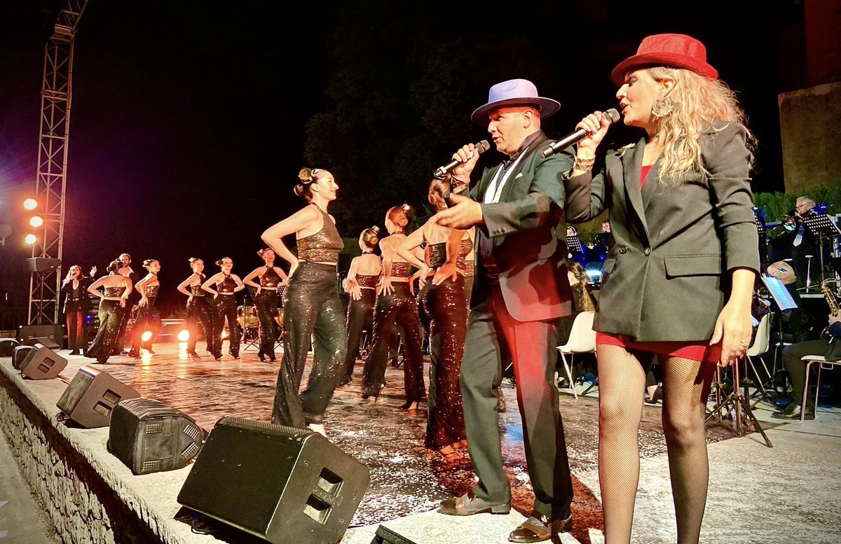EcoleFortissimo's tweet photo. 🌟🎶 **Merci à tous !** 🎶🌟

Un immense merci à vous tous qui êtes venus si nombreux applaudir nos professeurs de l'école Fortissimo, Nicolas Fernandez au chant et Jean-Christophe Louc à la direction, pour ce beau spectacle "Broadway Musicals! "! 🎤 https://t.co/yugkXCyW22
