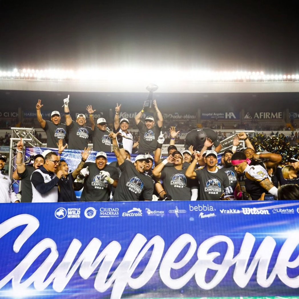Noti_Metropoli's tweet photo. El #TazónMéxicoVll es para #CaudillosChihuahua que logran el bicampeonato además terminar invictos por segundo año consecutivo.  Raptors LFA   no logró recuperarse de los errores de la primera mitad. El marcador final 34-14
 #notimetrópoli #CaudillosLFA #furiaverde #LFA #Raptors https://t.co/RVDcOJ4gGg