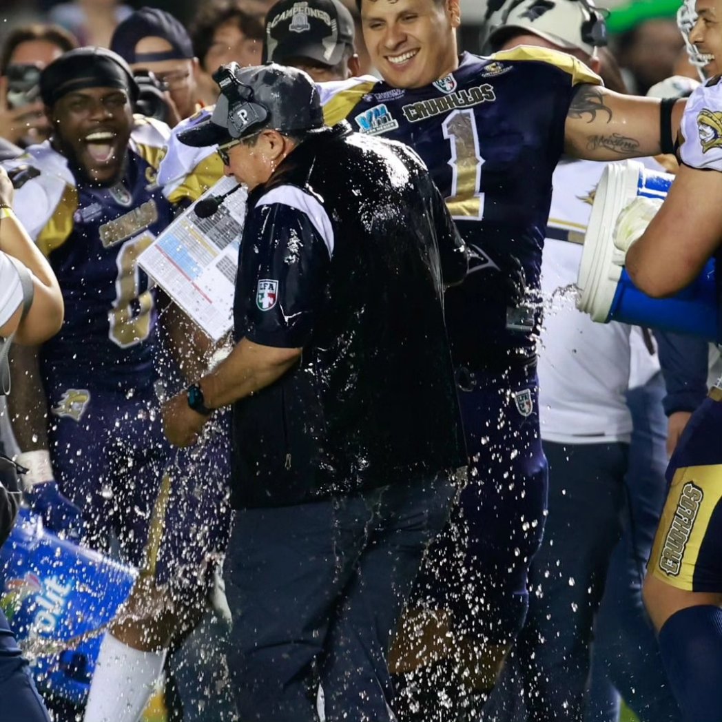 Noti_Metropoli's tweet photo. El #TazónMéxicoVll es para #CaudillosChihuahua que logran el bicampeonato además terminar invictos por segundo año consecutivo.  Raptors LFA   no logró recuperarse de los errores de la primera mitad. El marcador final 34-14
 #notimetrópoli #CaudillosLFA #furiaverde #LFA #Raptors https://t.co/RVDcOJ4gGg