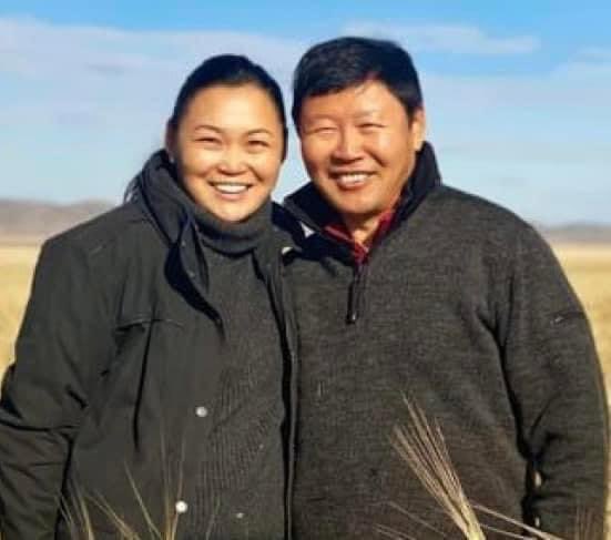 Сэтгүүлч Б.Отгон: 15 ордод эзэн суусан “ атгаалжин хар мангас” Чинбатын охинд ард түмнийг төлөөлөх эрх байхгүй шүү

Нийт ард түмний өмч болох баялагтай 15 орд дээр аав Л. Чинбат нь ганцаараа эзэн суусан. Хамгийн гол нь тэдгээр ордуудын олонхи нь ойн сан, усны сав газарт олгогдсон