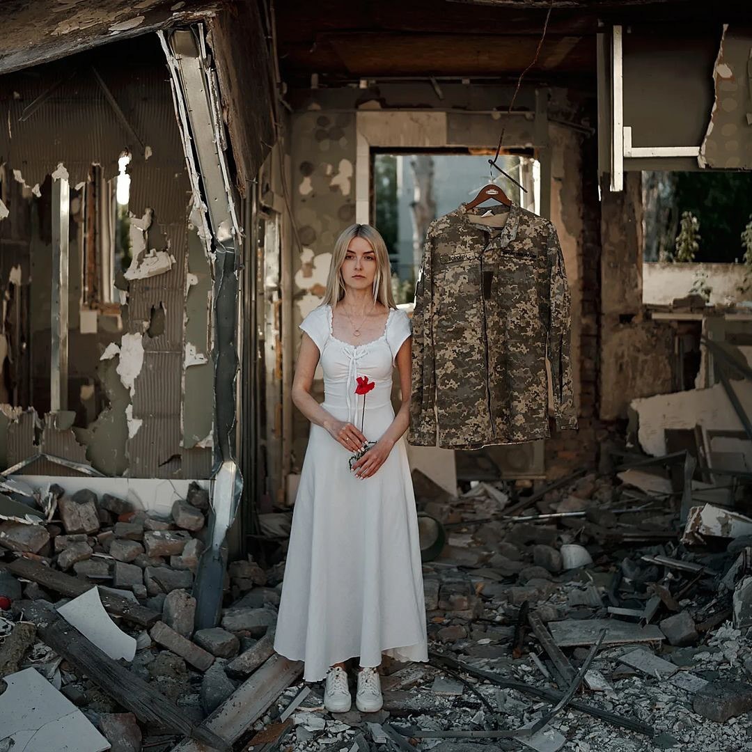 Gerashchenko_en's tweet image. Instead of a thousand words.

Victoria and Vladyslav got married in May of 2023. They planned a wedding celebration on their first anniversary. But Vladyslav died defending Ukraine in November.

"I didn't know that I will be bringing a wedding bouquet to you this year, not you to…