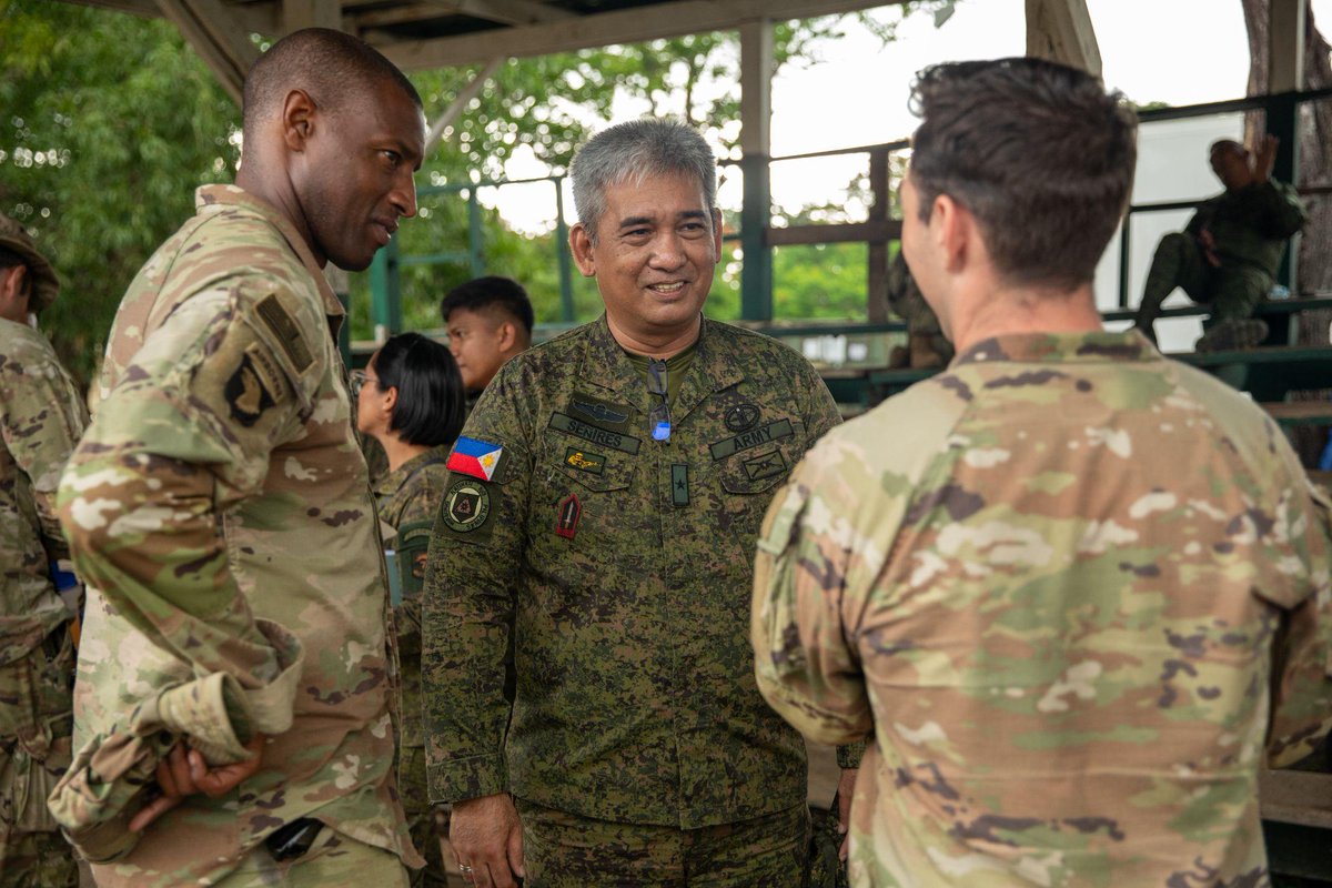 25thID's tweet photo. Senior leaders of @yourphilarmy visit Joint Operations Center during JPMRC-X exercise at Fort Magsaysay, Philippines, June 5, 2024. JPMRC-X aids training across the Pacific. #JPRMC @USEmbassyPH @USARPAC https://t.co/cJG4z0fEFT