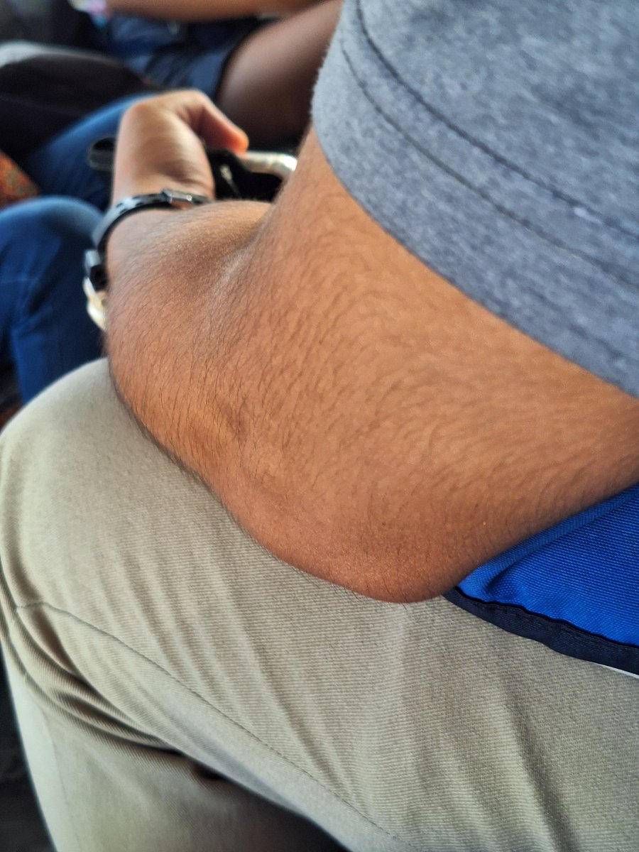 amazing_epoy's tweet photo. Sarap naman ng braso ni sir. Saktong dami lang ng buhok. At amoy mabango pa. #CommuterCrush #AlterLipa #Public #BlessedSunday https://t.co/Kx58M1R0Yl
