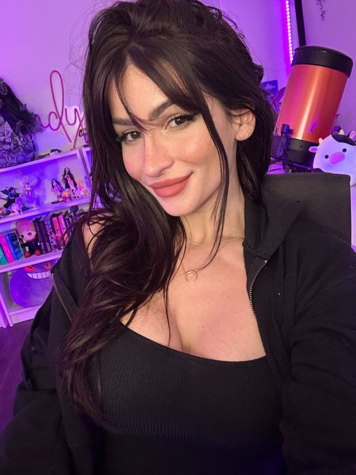 Stream is live 😎🤙🏼  https://t.co/oHQbLm2Z3K https://t.co/JyZG1UQ0YM