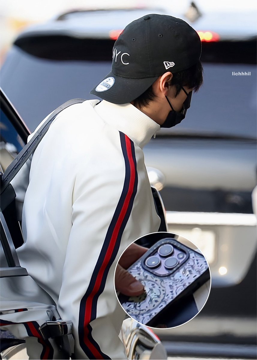 LeeKnowBrazil's tweet photo. #INFO • A capinha do iPhone do Lee Know é da CASETiFY, na edição com coelhinhos de Matthew Langille 🤏🥹🐰

#LeeKnow #리노 @Stray_Kids ⭐️

→ Cr. Hyunehans https://t.co/zIgCGLV7EA