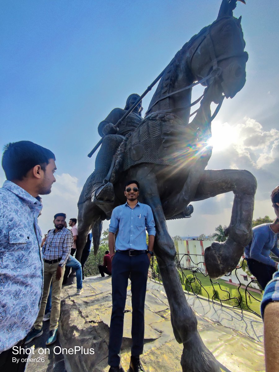 चेतक पर चढ़ जिसने, भाले से दुश्मन संघारे थे। 
मातृभूमि की ख़ातिर जिसने, जंगल में कई साल गुज़ारे थे।” 

त्याग, साहस, वीरता, बलिदान, स्वाभिमान, समर्पण और देशभक्ति के प्रतीक वीर शिरोमणी महाराणा प्रताप की जयंती  पर उन्हें शत् शत् नमन।