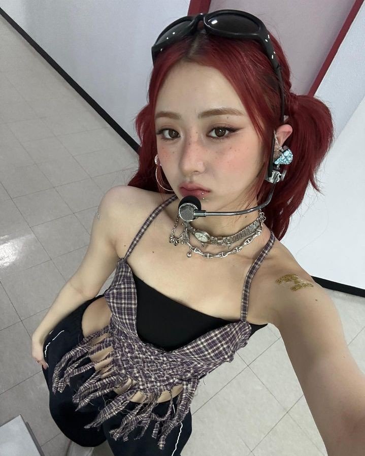 huhyunjinpics's tweet photo. it’s her 😭 https://t.co/MIkH3oVS5N