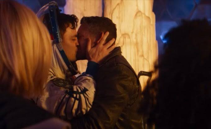 akajustmerry's tweet photo. This headline is so EMBARRASSING. #DoctorWho has had gay kisses before this weekend 😭 https://t.co/ijdhV3Sp0C