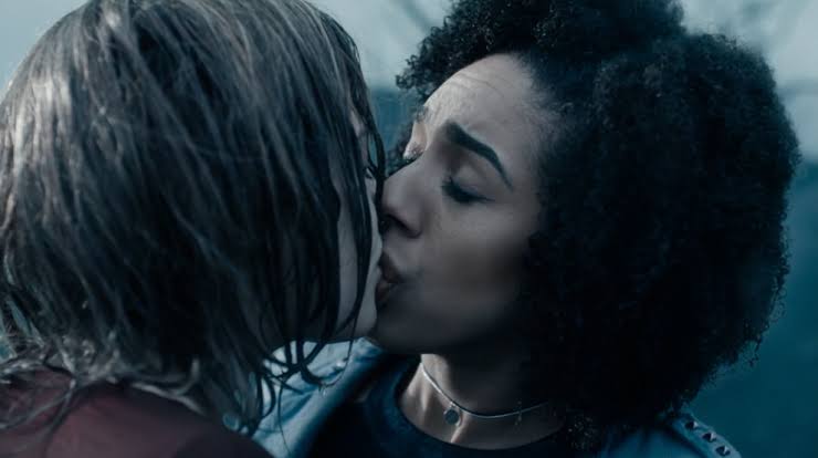 akajustmerry's tweet photo. This headline is so EMBARRASSING. #DoctorWho has had gay kisses before this weekend 😭 https://t.co/ijdhV3Sp0C