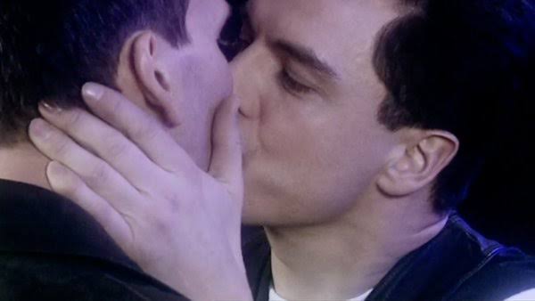 akajustmerry's tweet photo. This headline is so EMBARRASSING. #DoctorWho has had gay kisses before this weekend 😭 https://t.co/ijdhV3Sp0C