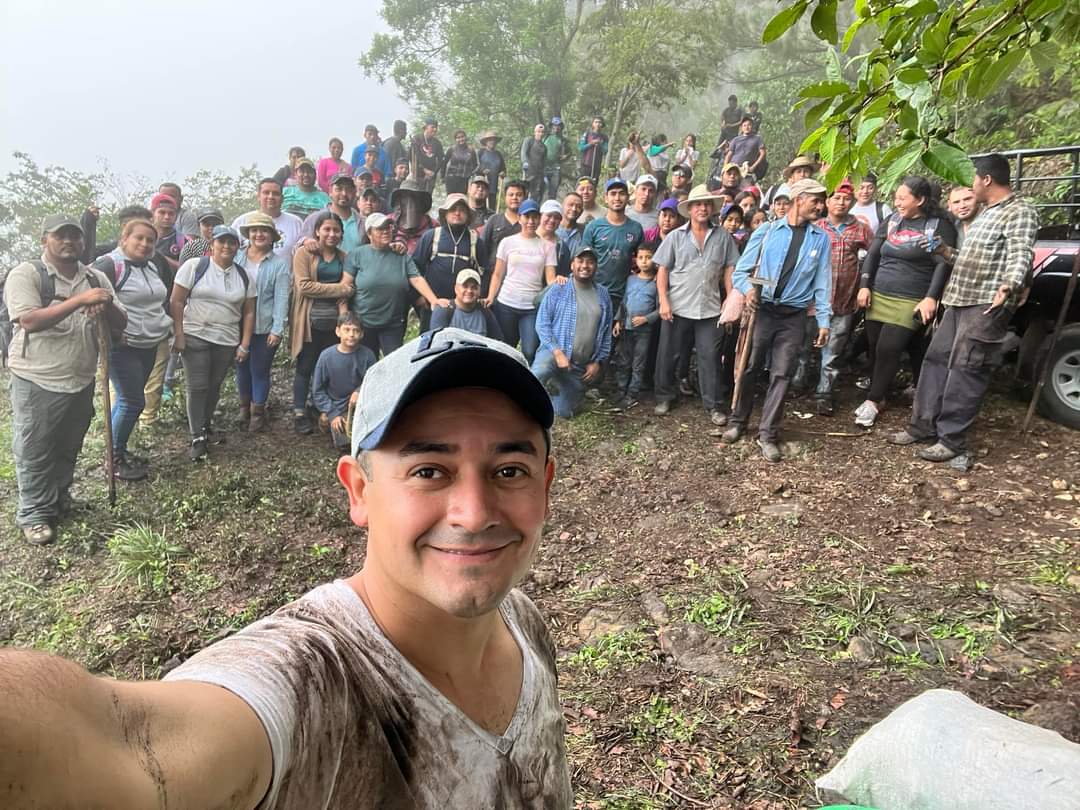 FelipeInteriano's tweet photo. Creo que mi rostro refleja la satisfacción de cumplirle a nuestro pueblo, misión cumplida 2,000 arbolitos sembrados en el volcán Chingo, gracias a todos los que se sumaron. Luego les comparto el video de esta bonita actividad. https://t.co/dHZujQ2Oat