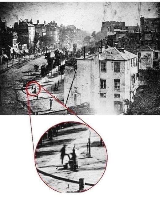 Extraordinaire : la #photo du Bd du Temple à #Paris, prise par Louis Daguerre en 1838, est la plus ancienne photo connue d'un être humain.
   - Daguerre a utilisé la technique du daguerréotype.
   - Le daguerréotype nécessitait un temps d'exposition d'environ 7 mn pour développer
