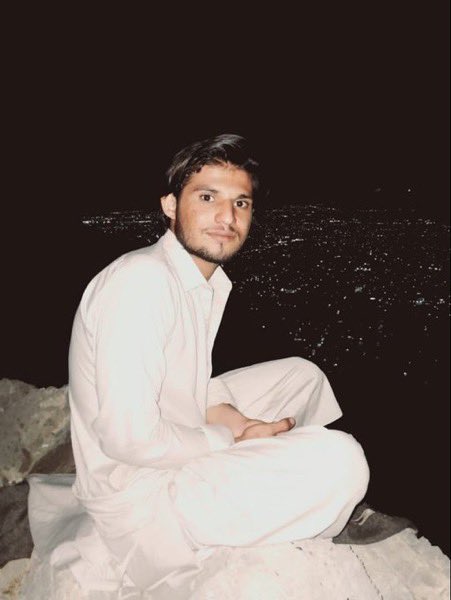 MahrangBaloch_'s tweet photo. بلوچ طلباء کی جبری گمشدگیوں میں شدت لائی گئی ہے۔ بھاولپور یونیورسٹی سے گولڈ میڈلسٹ حنیف بلوچ کو ان کے آبائی علاقے بارکھان سے جبری طور پر گمشدہ کیا گیا ہے جبکہ اس کے بھائی سعید بلوچ جو پنجاب یونیورسٹی کا طالب علم ہے اس کو لاہور سے بلواکر غیر قانونی طور پر حراست میں لینے کے بعد لاپتہ کردیا گیا ہے۔

جبری گمشدگیاں بلوچ سماج کے لئے کینسر کا کردار ادا کررہی ہے، ہمارے پورے سماج کو نگل رہی ہے، کوئی بھی شخص، گھر اور علاقہ اس سے محفوظ نہیں ہے اور یہ بلوچ نسل کشی کی خطرناک شکل ہے۔ 

بلوچ نسل کشی کے خلاف گھروں میں خاموش رہنا کوئی آپشن نہیں ہے، بلک صرف عوامی مزاحمتی جدوجہد سے ہم اس کا راستہ روک سکتے ہیں، ہم جتنے خاموش ہونگے وہ اسی شدت سے ہماری نسل کشی کرتے رہینگے۔

#SaveBalochStudents
#EndEnforcedDisappearances