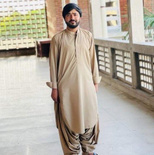 MahrangBaloch_'s tweet photo. بلوچ طلباء کی جبری گمشدگیوں میں شدت لائی گئی ہے۔ بھاولپور یونیورسٹی سے گولڈ میڈلسٹ حنیف بلوچ کو ان کے آبائی علاقے بارکھان سے جبری طور پر گمشدہ کیا گیا ہے جبکہ اس کے بھائی سعید بلوچ جو پنجاب یونیورسٹی کا طالب علم ہے اس کو لاہور سے بلواکر غیر قانونی طور پر حراست میں لینے کے بعد لاپتہ کردیا گیا ہے۔

جبری گمشدگیاں بلوچ سماج کے لئے کینسر کا کردار ادا کررہی ہے، ہمارے پورے سماج کو نگل رہی ہے، کوئی بھی شخص، گھر اور علاقہ اس سے محفوظ نہیں ہے اور یہ بلوچ نسل کشی کی خطرناک شکل ہے۔ 

بلوچ نسل کشی کے خلاف گھروں میں خاموش رہنا کوئی آپشن نہیں ہے، بلک صرف عوامی مزاحمتی جدوجہد سے ہم اس کا راستہ روک سکتے ہیں، ہم جتنے خاموش ہونگے وہ اسی شدت سے ہماری نسل کشی کرتے رہینگے۔

#SaveBalochStudents
#EndEnforcedDisappearances