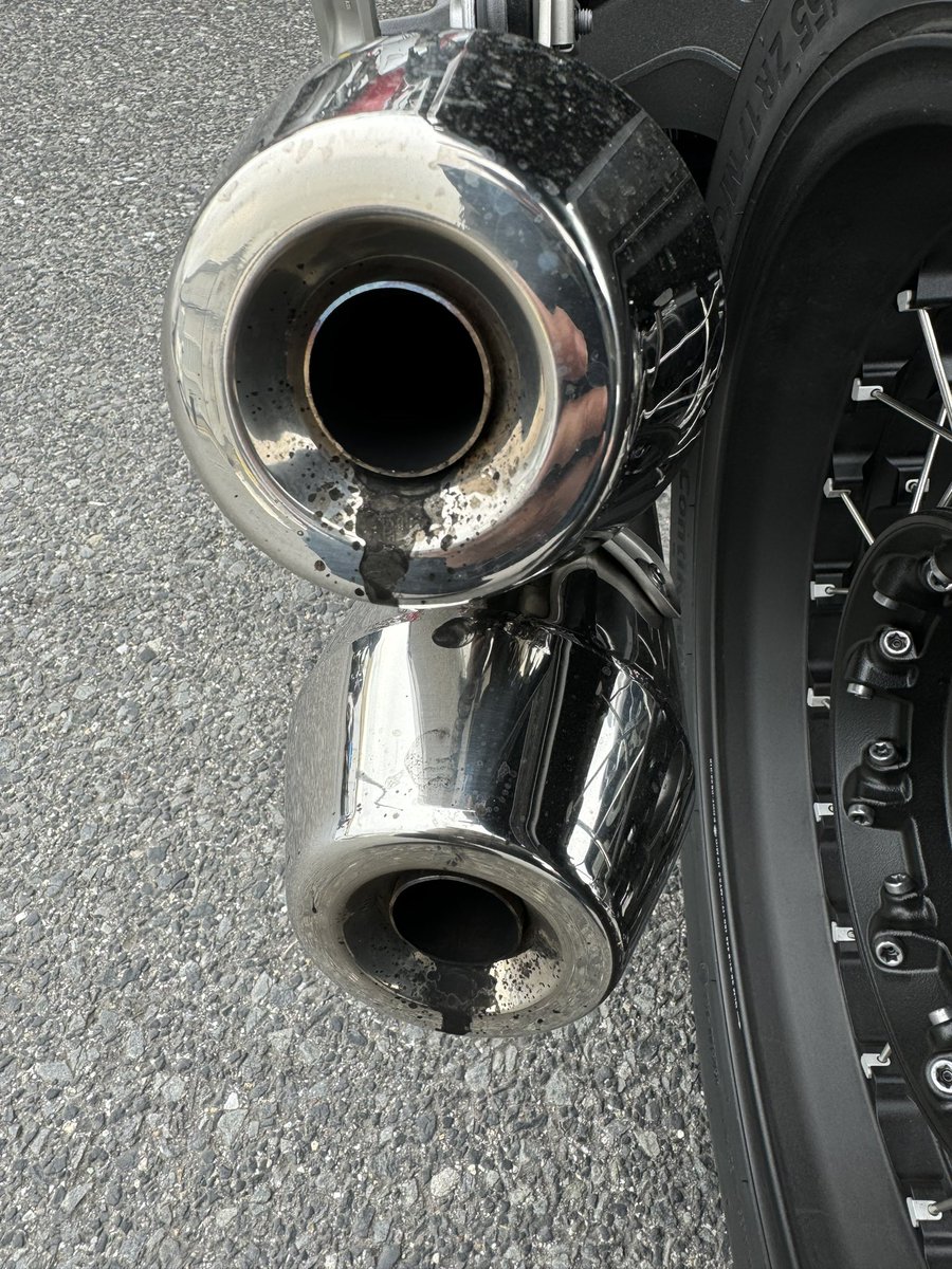 decheeee_adv's tweet photo. マフラー周辺が汚い💦
#bmw #r12 #ninet https://t.co/Bh2xYphQ5o