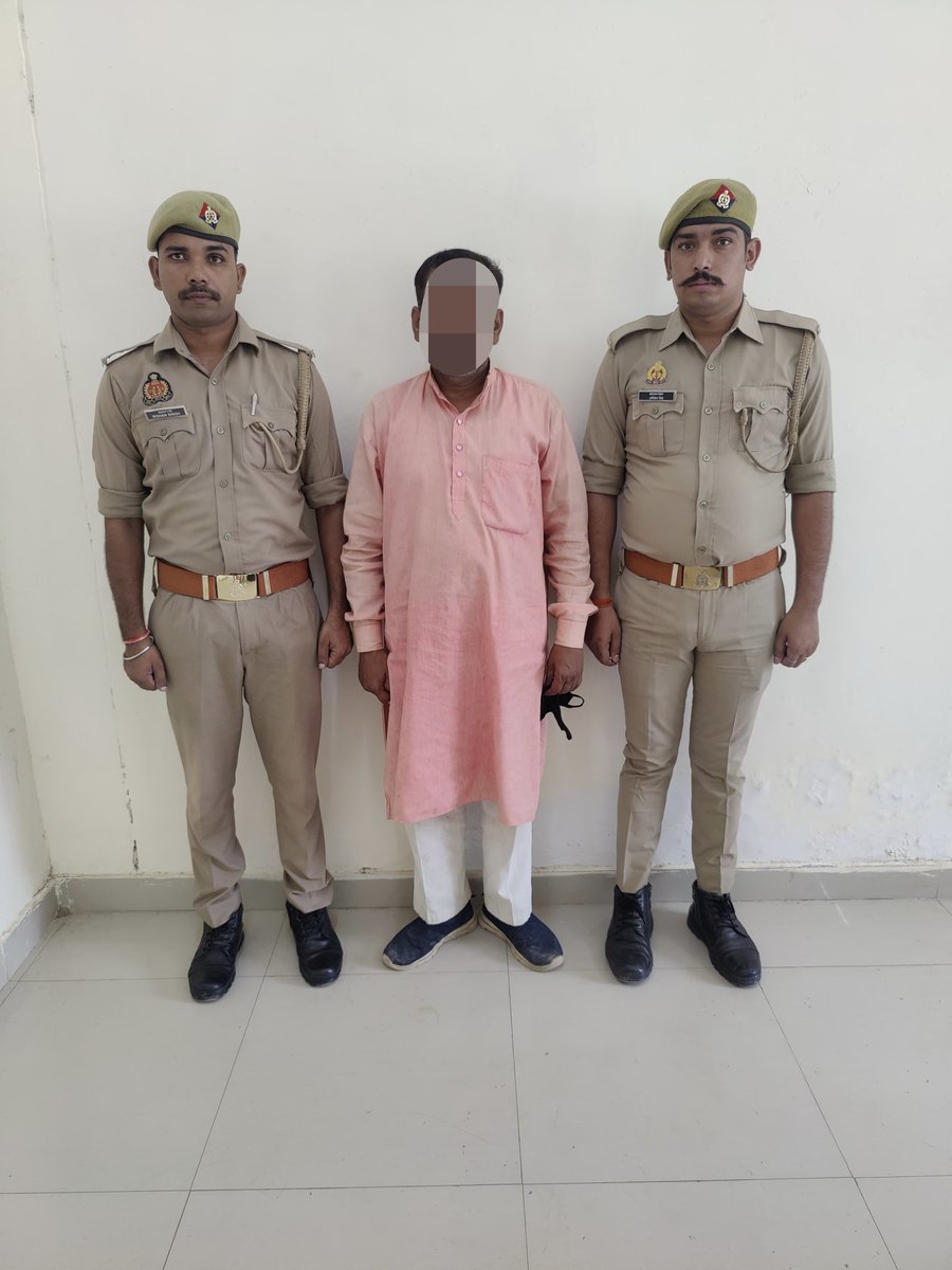 kaushambipolice's tweet photo. थाना कोखराज व एसओजी की संयुक्त टीम द्वारा सोशल मीडिया पर वायरल हो रहे आपत्तिजनक वीडियो/फोटो से सम्बन्धित दुष्कर्म की घटना कारित करने वाला मुख्य आरोपी गिरफ्तार किया गया।
#UPPolice 
#kaushambipolice https://t.co/D9Bj0Fn3t0