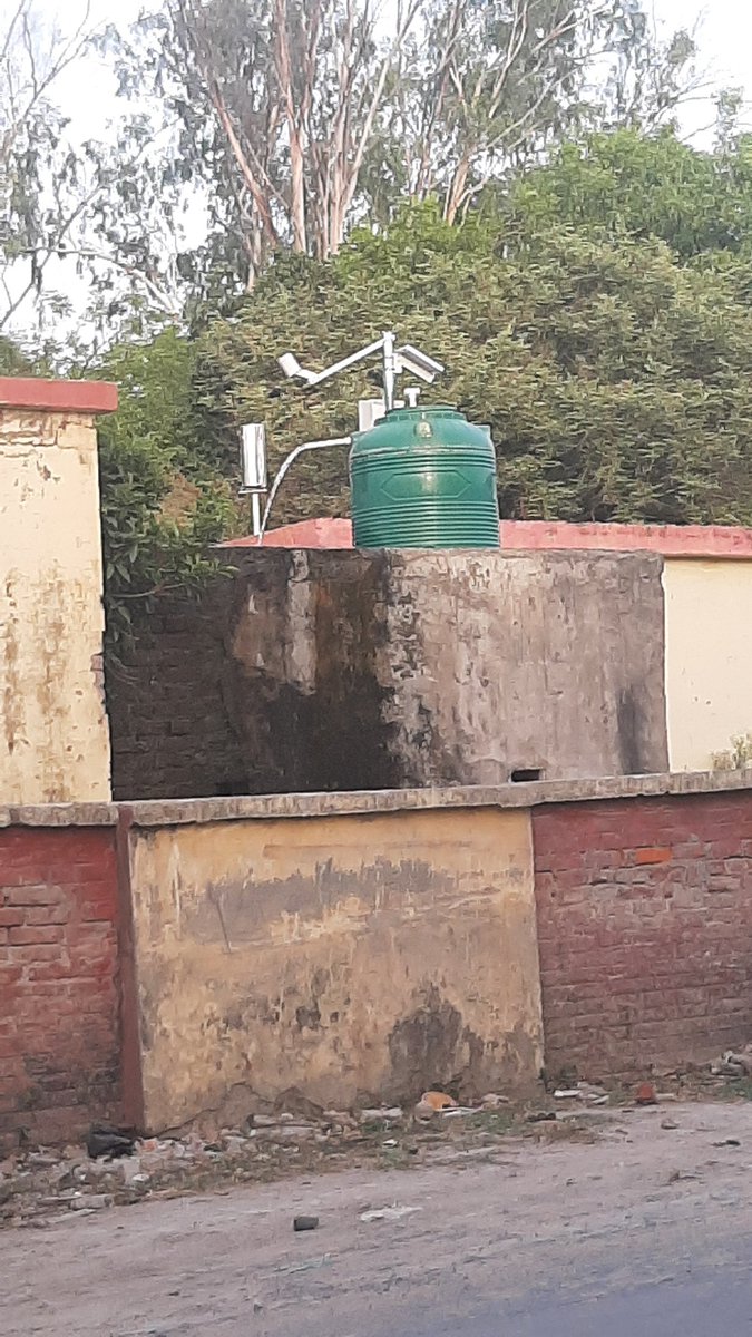 iamshivamc's tweet photo. खीरों ब्लाक रायबरेली में पानी टंकी भरने के बाद भी बंद नही होता 24*7 पानी बहता रहता है जहां लोगो को पानी को बचत करना चाहिए वही दूसरी ओर पानी बहाया जा रहा है @uppanchayatiraj @mopr_goi @UPSamajKalyan https://t.co/eom8PSsiN3
