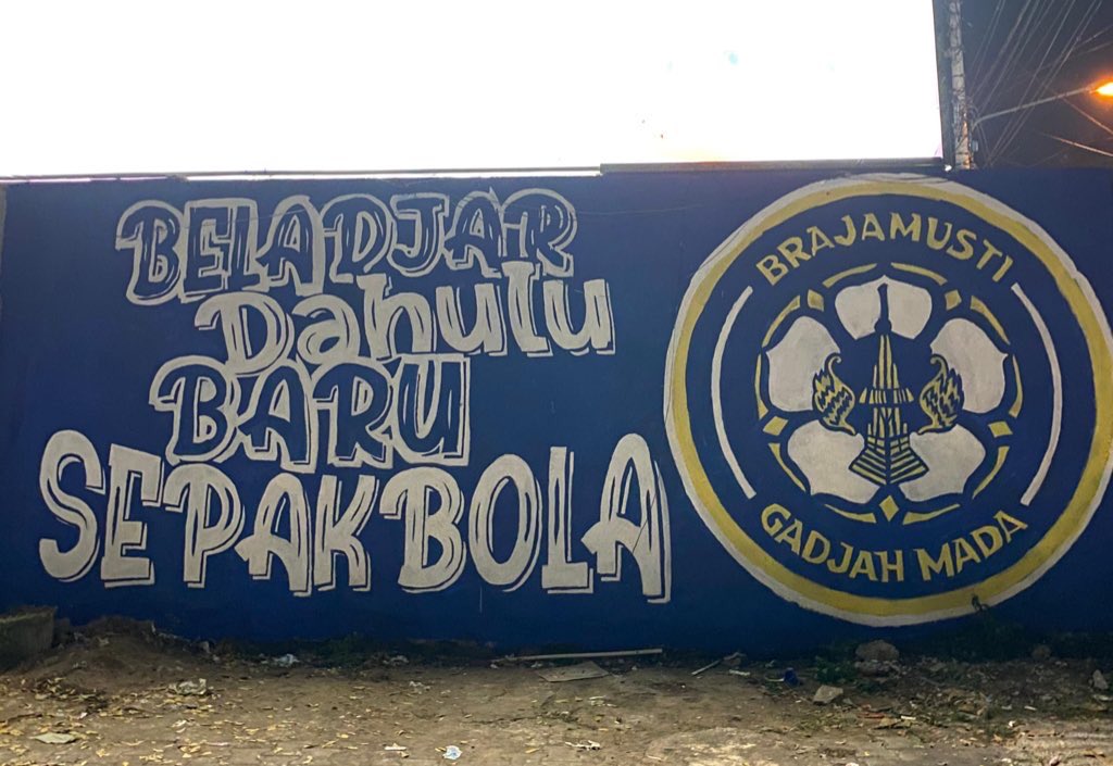 "Beladjar Dahulu Baru Sepakbola"

Semboyan ini mengandung semangat, daya hidup, aktivitas kemahasiswaan yang harmonis dan tetap berpegang teguh pada kewajiban serta prioritas. 

Ilmu dan dukungan berjalan beriringan karena dibalik setiap sorakan ada perjuangan di bangku ujian✨💙