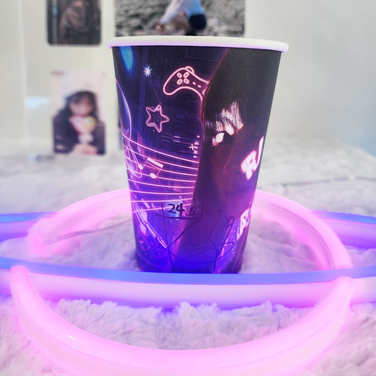 #카페라래 #라온 님이 다시
방문해주셨습니다 :)
올해도 라둥이 분들의 사랑과
축하를 듬뿍 받으셨어요🥰
생일 축하드려요!🎉🎉🎉
#겹쳐지는_네온의_색채_라온