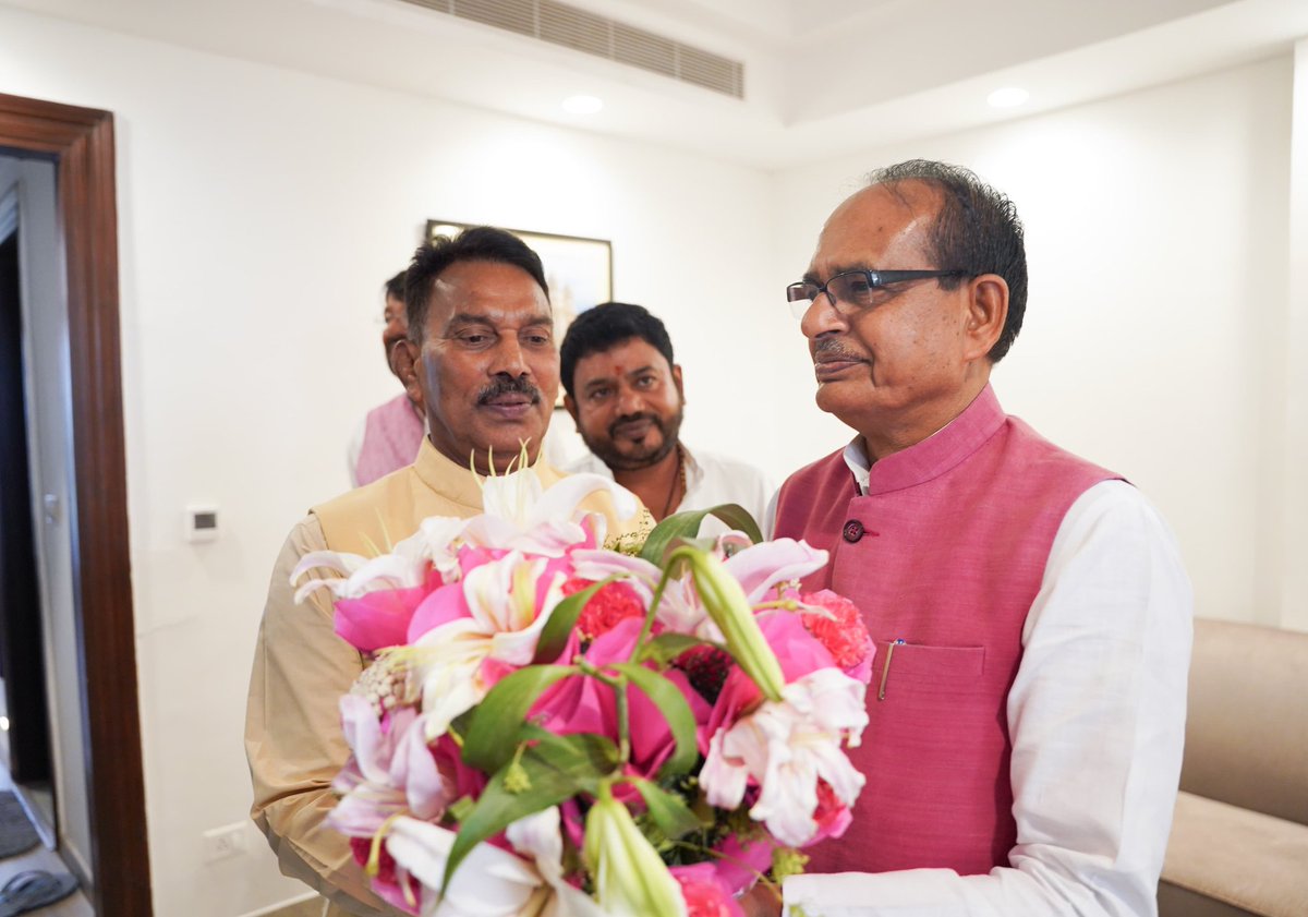 tulsi_silawat's tweet photo. विदिशा से करीब साढ़े 8 लाख के रिकॉर्ड मतों से विजयी हुए पूर्व मुख्यमंत्री एवं माननीय सांसद श्री @ChouhanShivraj जी को अभूतपूर्व जीत की शुभकामनाएं दी। https://t.co/HZI19jk9fR