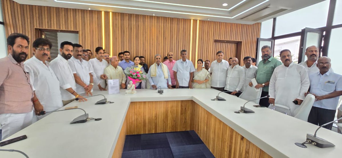siddaramaiah's tweet photo. ಚಿಕ್ಕೋಡಿ ಕ್ಷೇತ್ರದಿಂದ ಲೋಕಸಭೆಗೆ ಆಯ್ಕೆಯಾಗಿರುವ ಪ್ರಿಯಾಂಕ ಜಾರಕಿಹೊಳಿ ಇಂದು ನನ್ನನ್ನು ಭೇಟಿಯಾದ ವೇಳೆ ಅಭಿನಂದಿಸಿ, ರಾಜಕೀಯ ಭವಿಷ್ಯ ಉಜ್ವಲವಾಗಲಿ ಎಂದು ಶುಭ ಹಾರೈಸಿದೆ. 

ಸಚಿವರಾದ ಸತೀಶ್ ಜಾರಕಿಹೊಳಿ, ಲಕ್ಷ್ಮೀ ಹೆಬ್ಬಾಳಕರ್, ಶಾಸಕರಾದ ಅಶೋಕ್ ಪಟ್ಟಣ, ಬಾಬಾಸಾಹೇಬ್ ಪಾಟೀಲ್, ಆಸೀಫ್ ಸೇಠ್, ಚನ್ನರಾಜ್, ಜಿಲ್ಲಾ ಕ���ಂಗ್ರೆಸ್ ಅಧ್ಯಕ್ಷ ವಿನಯ್ ನಾವಲಗಟ್ಟಿ ಮತ್ತಿತರರು ಹಾಜರಿದ್ದರು.