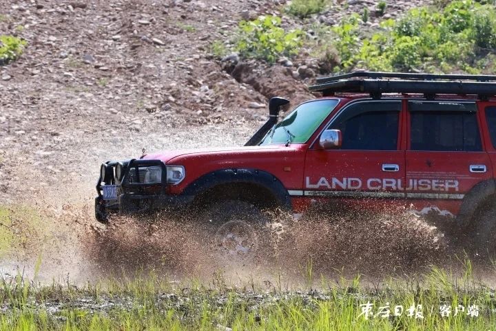 ZaozhuangChina's tweet photo. On June 1, 2024, the Zaozhuang River Challenge roared to life at the natural river course in #Shanting District. Over 40 local off-road vehicles tore through the terrain, captivating a bustling crowd with their varied styles. The sight was truly magnificent! https://t.co/POdIpjIwIz